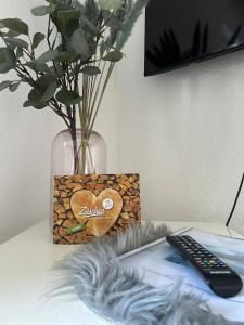 ヴィンターベルクにあるFerienwohnung Michelのリモコンの横にハートのついた花瓶