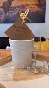 ヴィンターベルクにあるFerienwohnung Michelのワインバケツとグラス1杯