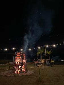 um parque à noite com uma estrutura de brincar com fumo em Vale Das Águas Fazenda Resort em Águas de Santa Barbara