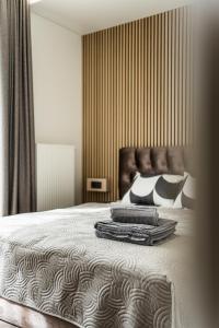 sypialnia z łóżkiem z kocem i poduszkami w obiekcie Riverra House - Panorama View Apartment w Kownie