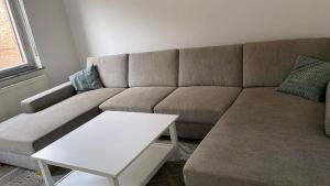 sala de estar con sofá y mesa en L8 Street-Worms, en Worms