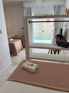 ein Wohnzimmer mit zwei Handtüchern auf einem Teppich in der Unterkunft Milagres de Minas in São Miguel dos Milagres