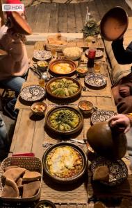een tafel met veel gerechten bij ntonasurfhouse in Imsouane