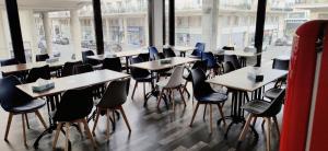 ibis Styles Le Havre Centre في لو هافر: صف من الطاولات والكراسي في المطعم