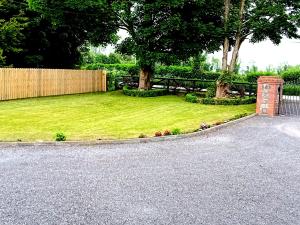 une cour avec une clôture, un banc et de l'herbe dans l'établissement White Quarry Hse Quarry Road, à Navan