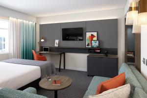 A television and/or entertainment centre at Holiday Inn Dijon Sud - Longvic, an IHG Hotel