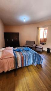 سرير أو أسرّة في غرفة في Munay Cusco