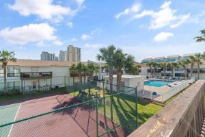 Bazén v ubytování Gulfside Getaway 2 BR, 2 BA nebo v jeho okolí