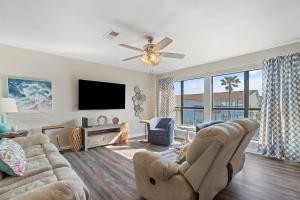 TV a/nebo společenská místnost v ubytování Gulfside Getaway 2 BR, 2 BA