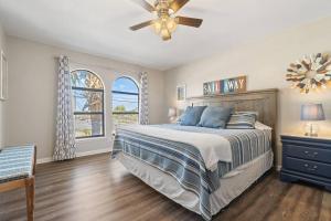 Postel nebo postele na pokoji v ubytování Gulfside Getaway 2 BR, 2 BA + 18 fotografií