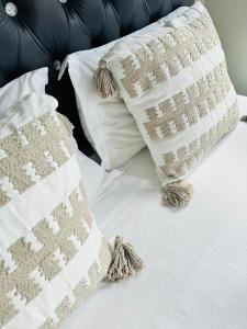 米德蘭的住宿－Gallagher Midrand BnB，一张白色的床,上面有两个枕头