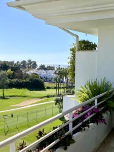 desde el balcón de un campo de golf en Duplex vistas al golf Guadalmina Marbella, en Marbella