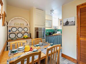 kuchnia i jadalnia ze stołem i krzesłami w obiekcie 2 Bed in Kirby Stephen SZ478 w mieście Ravenstonedale