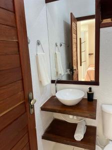 y baño con lavabo y espejo. en Milagres de Minas, en São Miguel dos Milagres