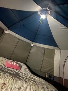une chambre avec un lit à l'intérieur d'une tente dans l'établissement Tente à la campagne, à Roquestéron