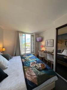 a hotel room with a bed and a desk at Chez-Marion in Merville-Franceville-Plage