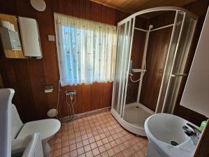 Ένα μπάνιο στο Sandmo Holiday Home 11 +11 φωτογραφίες