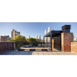 - Vistas a un edificio de la ciudad en Monoambiente 2do piso de calidad en Pichincha, en Rosario 2 fotos más