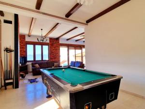Biliár nebo kulečník v ubytování Luxury Villa Pontus