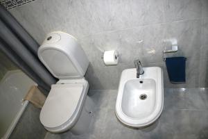 La salle de bains est pourvue de toilettes et d'un bidet. dans l'établissement DOM ELENA - JARDINS DA ROCHA, à Portimão
