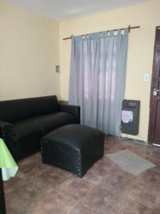 salon z kanapą i kanapą w obiekcie Departamento La Plazoleta w mieście San Fernando del Valle de Catamarca