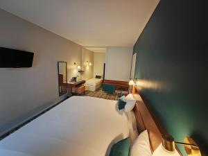 Zimmer mit Blick auf ein Bett und ein Bad in der Unterkunft ibis Styles Le Havre Centre in Le Havre