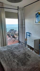 - une chambre avec un lit et une vue sur l'océan dans l'établissement BAHIA PALACE 96, à Miami Platja