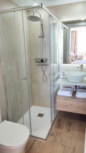 Un baño con ducha, inodoro y lavabo. en 24 h Self Check-in Vistas al Mar, en Torremolinos 6 fotos más