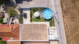una vista aérea de una casa con piscina en Moradia Familiar Piscina 5min Praia by HOST-POINT, en Charneca