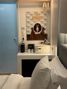 een kamer met een bed en een tafel met een magnetron bij Mirada Hotel in Athene
