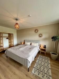 una camera con un grande letto e un tappeto di Up Wuljke19 neu renovierte Unterkunft inkl.PKW Stellplatz a Emden