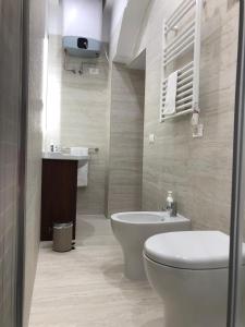 ein Bad mit einem WC und einem Waschbecken in der Unterkunft Il Rifugio del Pellegrino in Vetralla