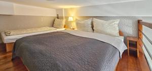 Posteľ alebo postele v izbe v ubytovaní Holiday Home SLAVIA NEW 11 z antresolą i balkonem przy plaży