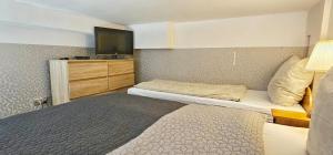 Posteľ alebo postele v izbe v ubytovaní Holiday Home SLAVIA NEW 11 z antresolą i balkonem przy plaży