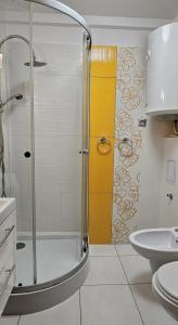 een badkamer met een douche, een toilet en een wastafel bij Holiday Home SLAVIA NEW 11 in Międzyzdroje