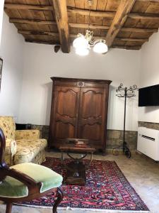 ein Wohnzimmer mit einem Sofa und einem Tisch in der Unterkunft Il Rifugio del Pellegrino in Vetralla