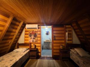um pequeno quarto com 2 camas e uma casa de banho em Villa Éden em Alter do Chão