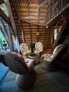 een kamer met rieten stoelen in een huis bij Villa Éden in Alter do Chao