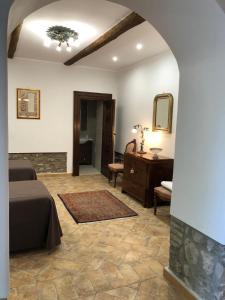 Schlafzimmer mit einem Bett, einem Tisch und einem Spiegel in der Unterkunft Il Rifugio del Pellegrino in Vetralla