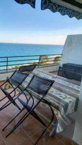 d'une table et de chaises sur un balcon donnant sur l'océan. dans l'établissement BAHIA PALACE 96, à Miami Platja