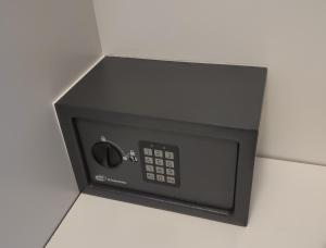 une boîte noire avec télécommande dans l'établissement DOM ELENA - JARDINS DA ROCHA, à Portimão