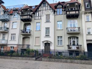 um grande edifício com um portão em frente em Apartament Anna em Sopot