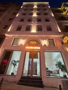um edifício de hotel com uma placa na parte da frente em Safa Hotel Old City em Istambul