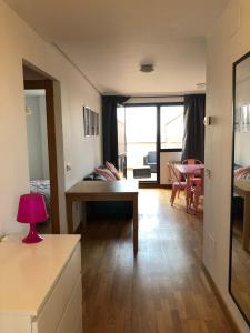 ein Wohnzimmer mit einem Sofa und einem Tisch in einem Zimmer in der Unterkunft Apartamento El Ático de Celorio in Celorio