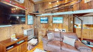 TV a/nebo společenská místnost v ubytování Pond View Cabin Brought to you by GetAway Vacations