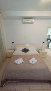 una camera da letto con un letto e due asciugamani di Olimpo Apartments St John in Lateran a Roma