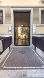 una grande porta a vetri di un edificio di Olimpo Apartments St John in Lateran a Roma