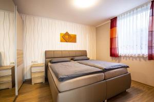 een slaapkamer met een bed in een kamer bij Ferienhaus TaddigsBenser in Esens