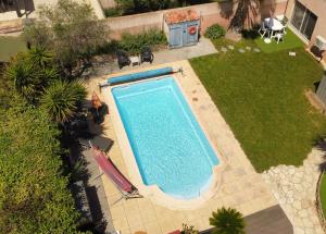 - une vue sur la piscine dans la cour dans l'établissement Studio Tranquillo avec piscine et salle de sport, à Istres