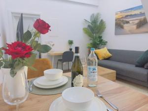 - une table à manger avec des assiettes et des bouteilles de vin dans l'établissement Fewo für 3 Personen/Netflix/Parking/WLAN/Stilvoll, à Pöttmes